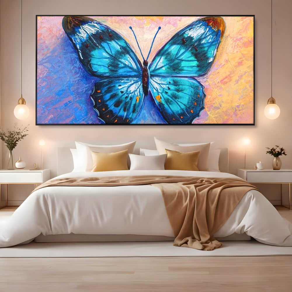Tablou canvas cu tablou canvas cu fluture albastru, in rama de aluminiu negru, pe perete intr-un dormitor